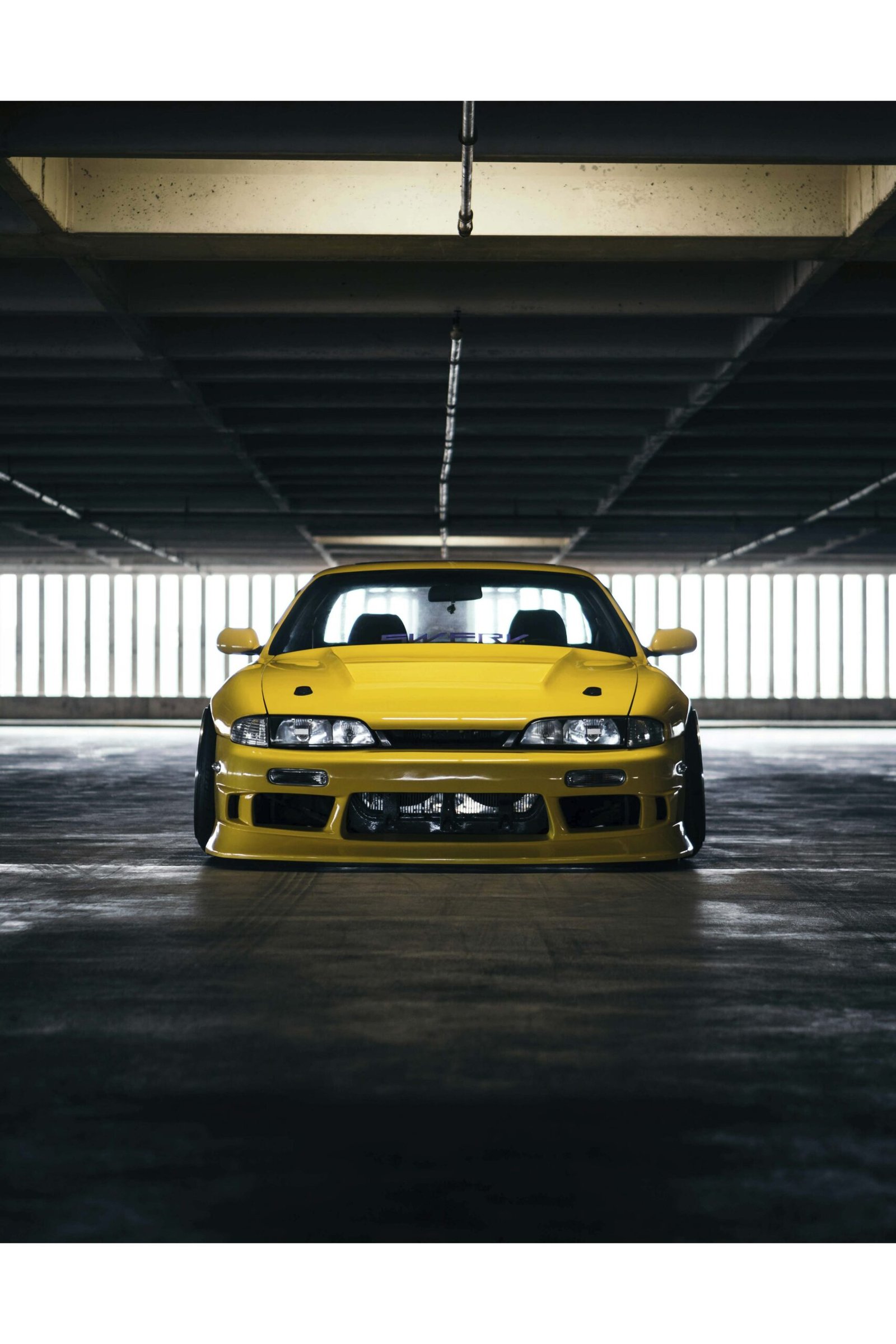 Dzeltens Nissan 200SX – foto uz alumīnija