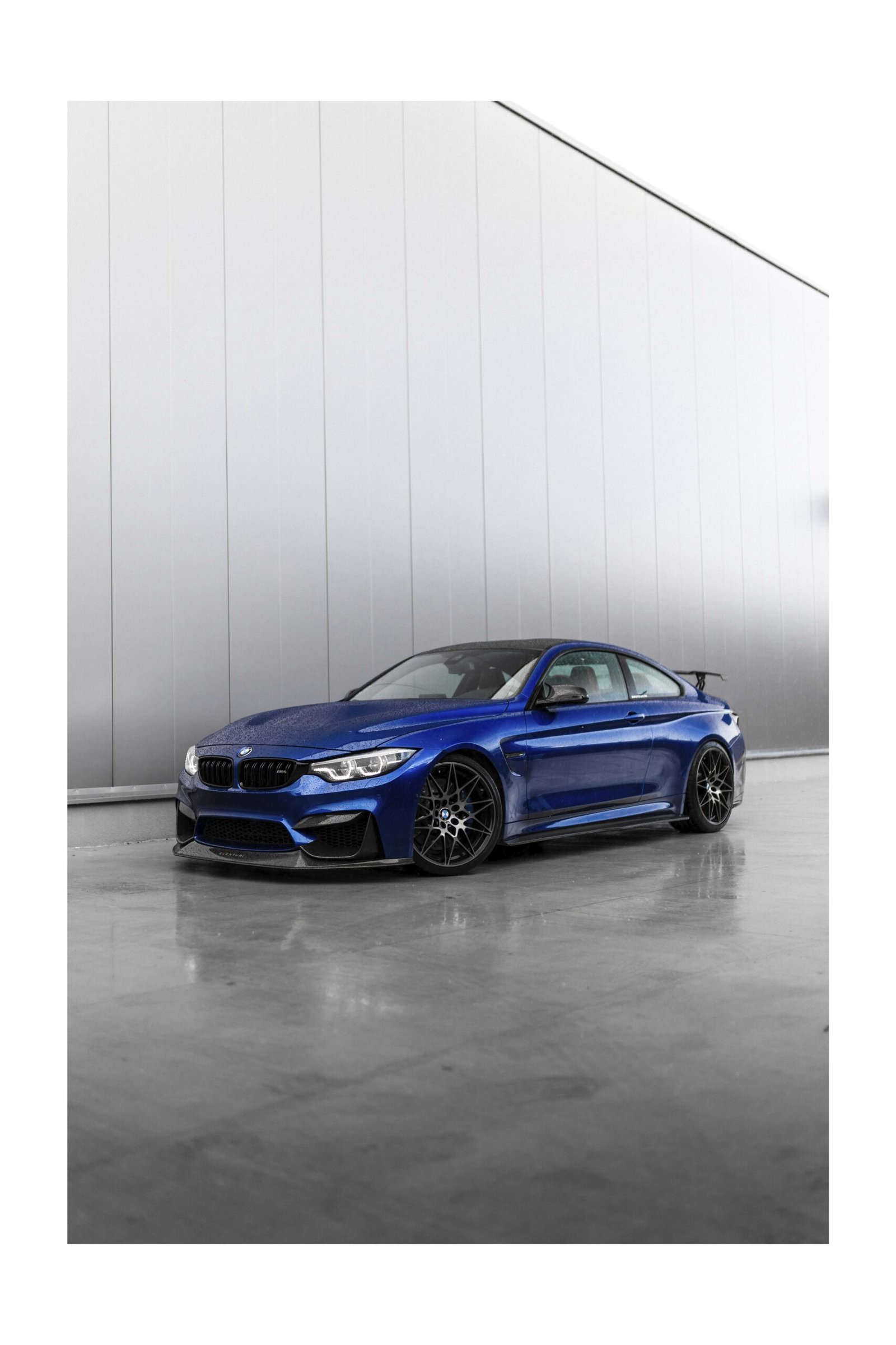 Zils BMW M4 – foto uz alumīnija