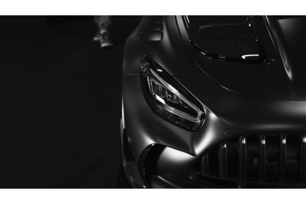 Melns Mercedes-Benz AMG GT – foto uz alumīnija