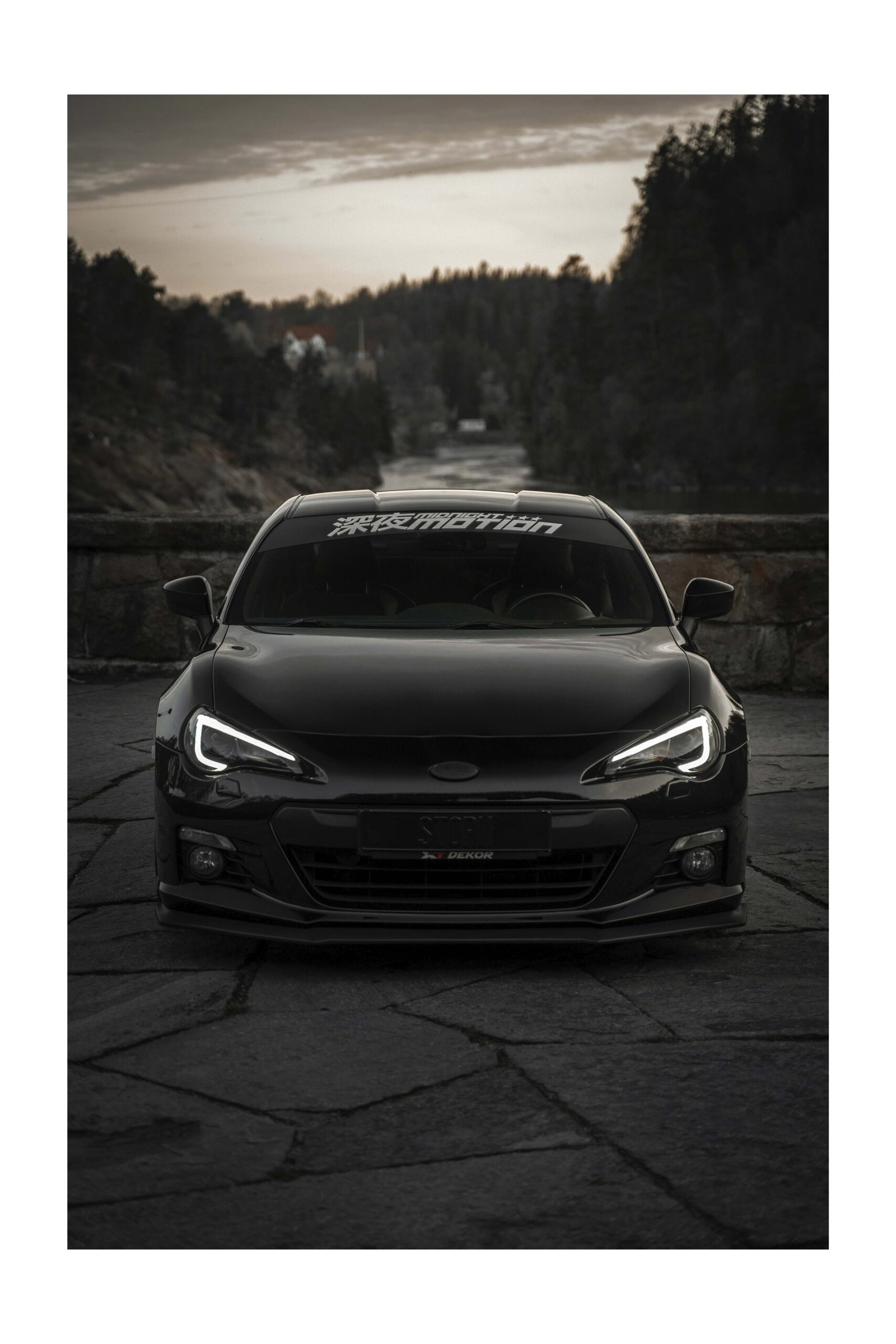 Melns Subaru BRZ – foto uz alumīnija