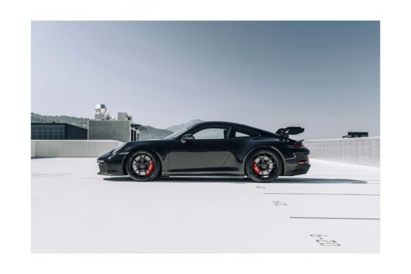 Melns Porsche – foto uz alumīnija
