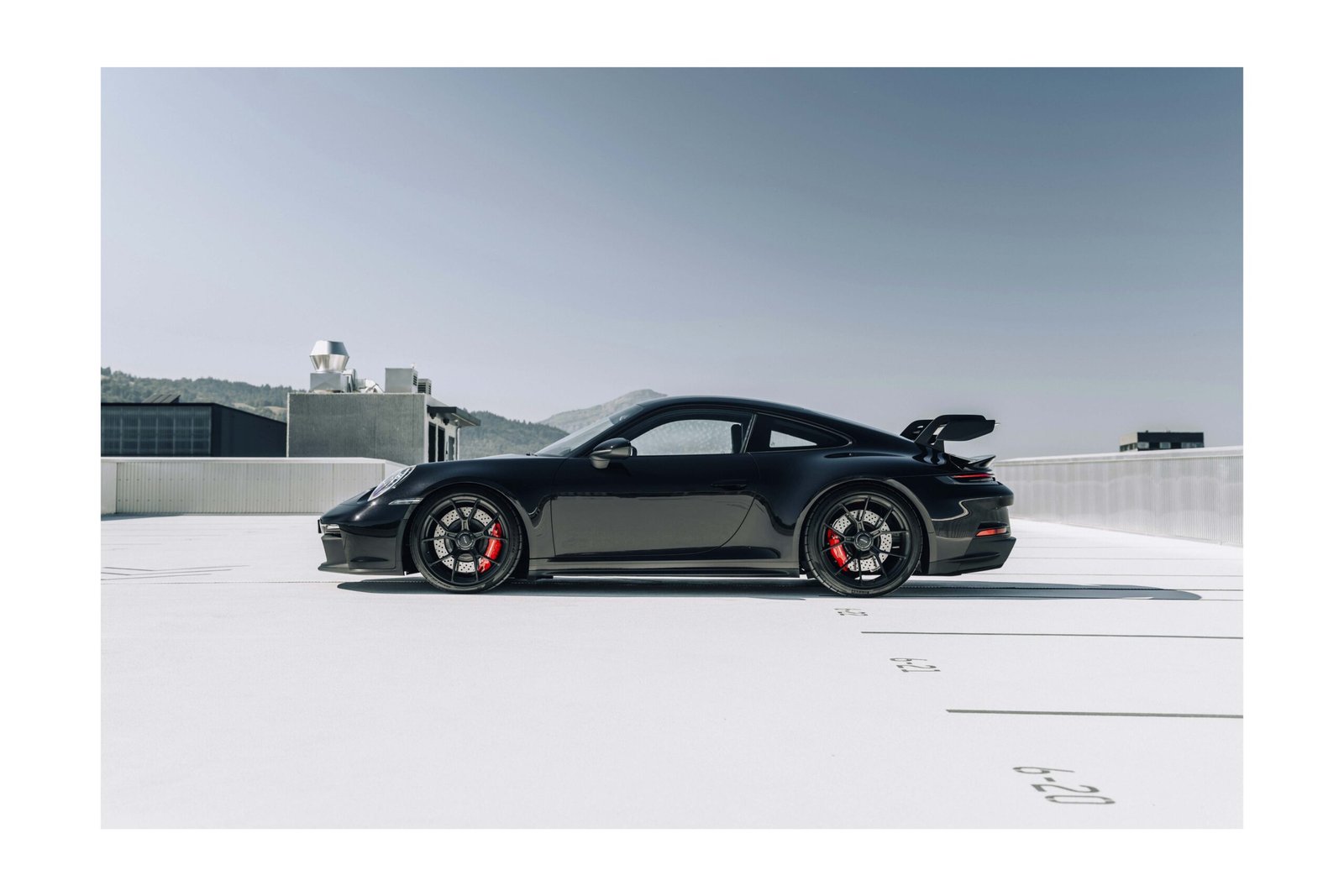 Melns Porsche – foto uz alumīnija